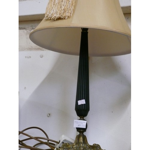 43 - VINTAGE STYLE TABLE LAMP, WITH BRASS BASE, DARK FLUTED COLUMN AND LIGHT COLOURED SHADE WITH TASSELS.