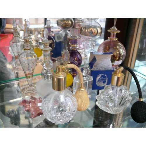 25 - LOVELY COLLECTION OF VINTAGE EGYPTIAN BLOWN GLASS SCENT BOTTLES WITH GILT RIMS AND DETAILS. TOGETHER... 