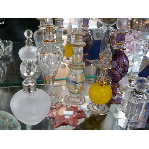 25 - LOVELY COLLECTION OF VINTAGE EGYPTIAN BLOWN GLASS SCENT BOTTLES WITH GILT RIMS AND DETAILS. TOGETHER... 