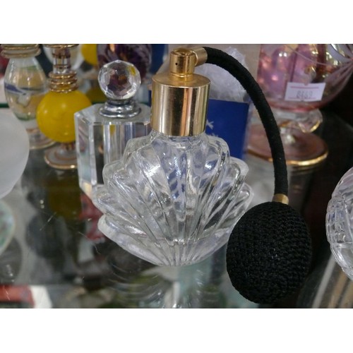 25 - LOVELY COLLECTION OF VINTAGE EGYPTIAN BLOWN GLASS SCENT BOTTLES WITH GILT RIMS AND DETAILS. TOGETHER... 