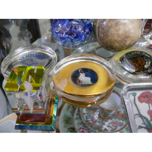 24 - COLLECTION OF PAPERWEIGHTS AND ASHTRAYS. INCLUDING GENUINE HAND CARVED ALABASTER BALL, BUBBLE GLASS ... 