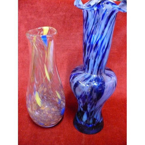31 - 2X MURANO STYLE ART GLASS VASES, ONE URN SHAPE WITH BLUE SPATTERED STREAKS AND RUFFLED RIM, TOGETHER... 