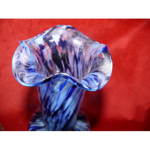 31 - 2X MURANO STYLE ART GLASS VASES, ONE URN SHAPE WITH BLUE SPATTERED STREAKS AND RUFFLED RIM, TOGETHER... 