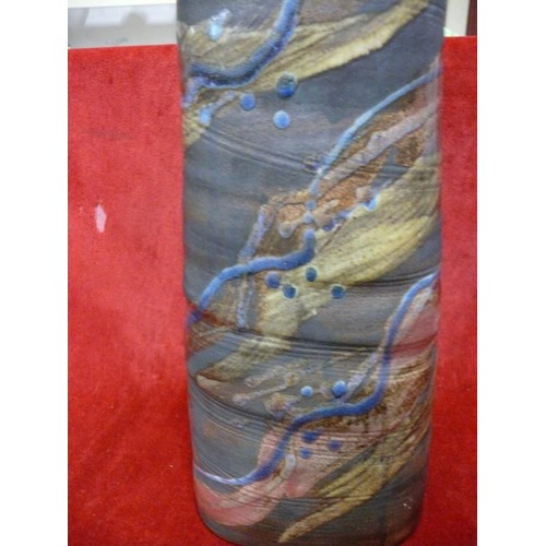 47 - SCOTTISH 1970s ART POTTERY VASE, MARKED ON THE UNDERSIDE FOR EDINBANE OF THE ISLE OF SKYE. OVAL TAPE... 