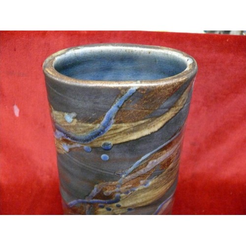 47 - SCOTTISH 1970s ART POTTERY VASE, MARKED ON THE UNDERSIDE FOR EDINBANE OF THE ISLE OF SKYE. OVAL TAPE... 