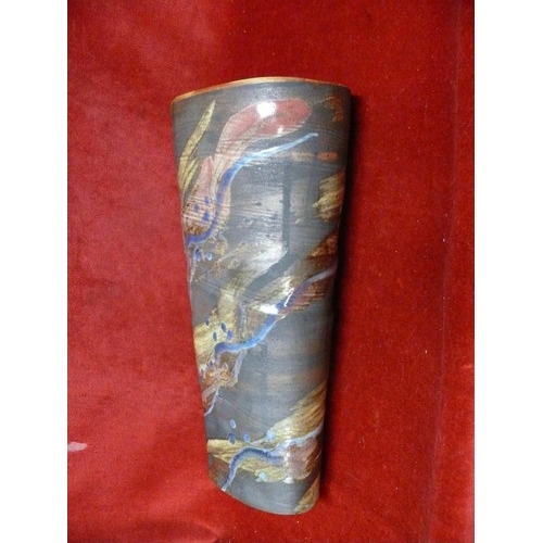 47 - SCOTTISH 1970s ART POTTERY VASE, MARKED ON THE UNDERSIDE FOR EDINBANE OF THE ISLE OF SKYE. OVAL TAPE... 
