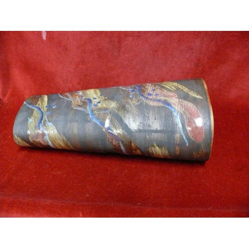 47 - SCOTTISH 1970s ART POTTERY VASE, MARKED ON THE UNDERSIDE FOR EDINBANE OF THE ISLE OF SKYE. OVAL TAPE... 