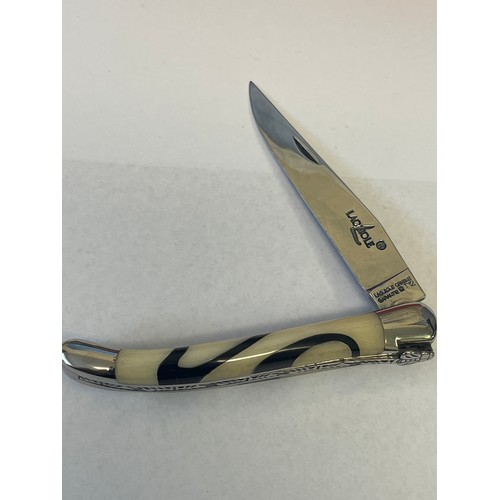 10E - A GENUINE LAGUIOLE T12 PEN KNIFE WITH BEE BACK AND BLACK AND WHITE HANDLE PLUS A TOLEDO INOX Spanish... 