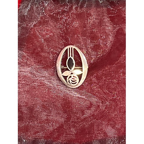 21 - A very pretty sterling silver and jet brooch in the style of a Glasgow school (Mackintosh) rose -mar... 