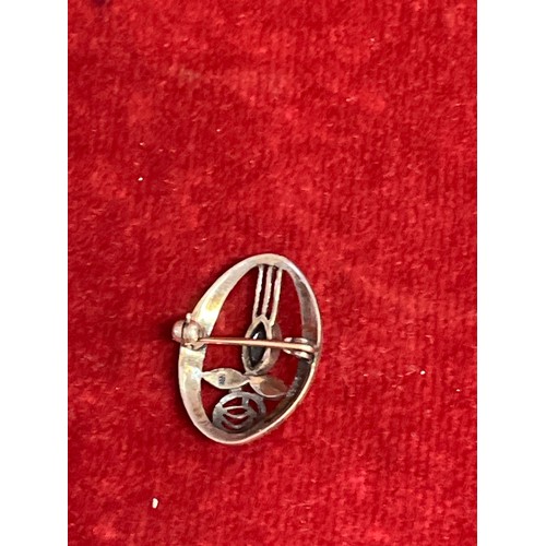 21 - A very pretty sterling silver and jet brooch in the style of a Glasgow school (Mackintosh) rose -mar... 