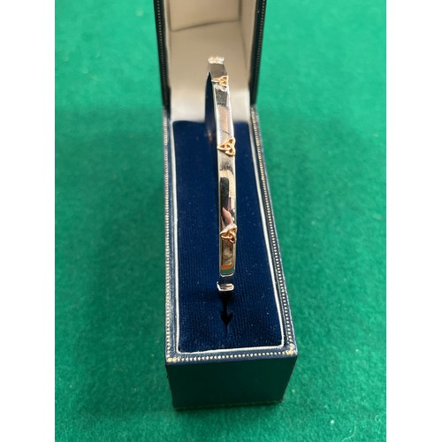 35 - A beautiful 9ct white gold bangle with yellow gold 