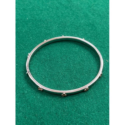 35 - A beautiful 9ct white gold bangle with yellow gold 