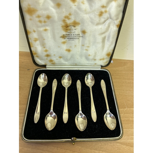 18 - A boxed set of six Art Deco Sterling silver coffee or demitasse spoons, Sheffield 1939, Thomas Bradb... 