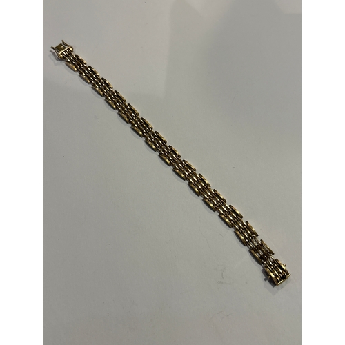 96 - A vintage 9ct gold gate bracelet with safety catches to the clasp. Smooth undulating links making it... 