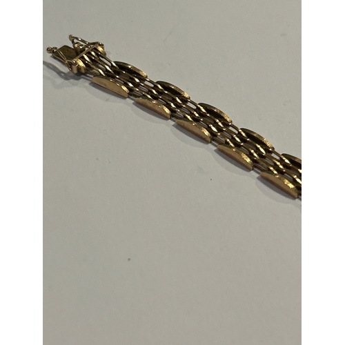 96 - A vintage 9ct gold gate bracelet with safety catches to the clasp. Smooth undulating links making it... 