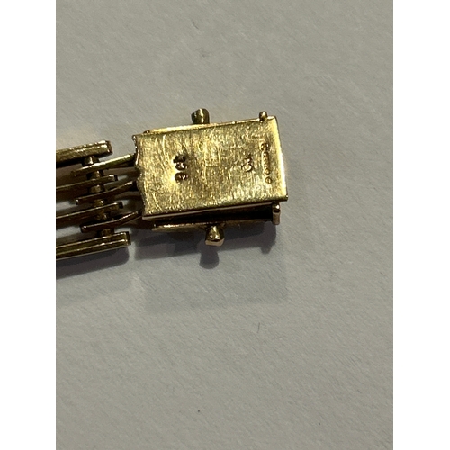 96 - A vintage 9ct gold gate bracelet with safety catches to the clasp. Smooth undulating links making it... 