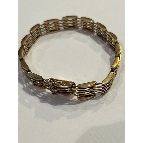 96 - A vintage 9ct gold gate bracelet with safety catches to the clasp. Smooth undulating links making it... 