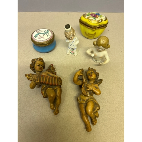 101 - Bijouterie selection including a 1920’s ceramic scent bottle, Bilston enamel by Halcyon days pill bo... 