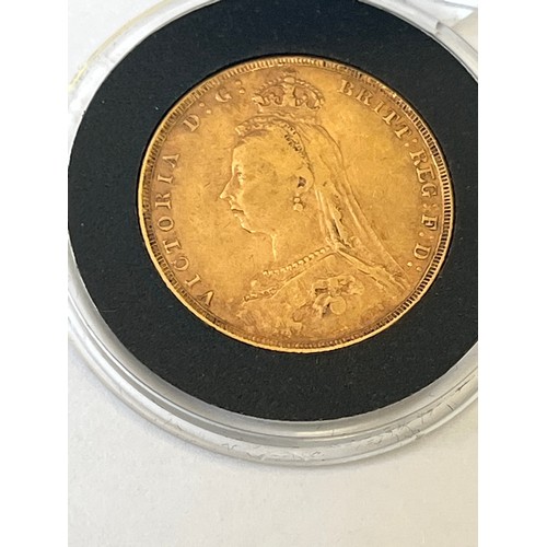 104 - A 22ct gold Victorian sovereign dated 1888, Jubilee head, fine to VF condition.