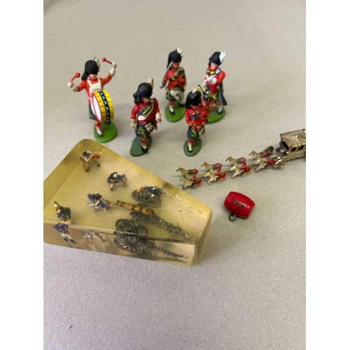 125 - Military & mixed including 5 Britains bandsmen (plastic “Made in Hong Kong for Britains”) miniature ... 