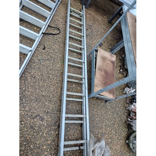 Metal extending ladder
