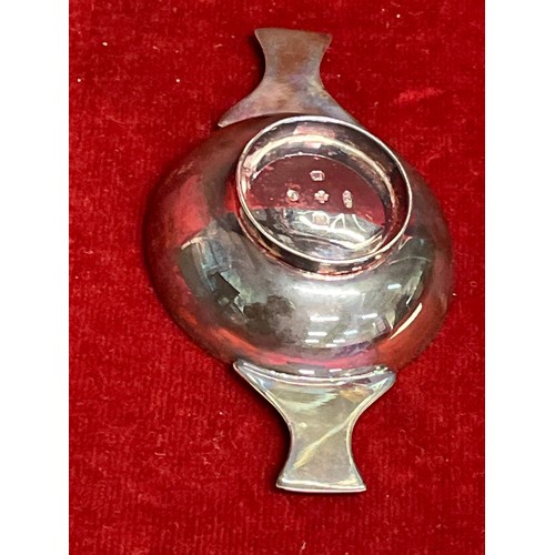 19 - A SOLID SILVER SCOTTISH QUAICH DRINKING VESSEL THIS IS A FINE PIECE OF SILVER SMITHING  HALLMARKS FO... 