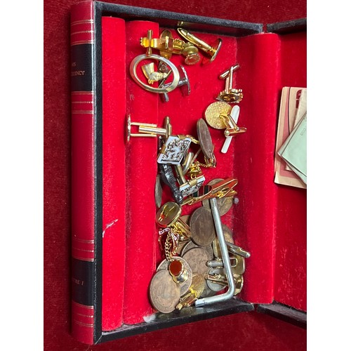 9 - A JEWEL BOX IN THE FORM OF TWO BOOKS INCLUDING THE CONTENTS