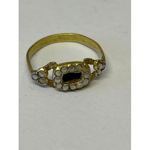 145 - A Georgian  gold mourning ring, likely 18ct, with plaited hair central panel surrounded by natural p... 