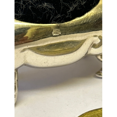 139 - A sterling silver pig pincushion, Birmingham hallmark, 22 grams
