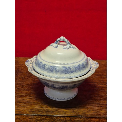 277 - Victorian Copeland Spode blue and white tureen or soupiere in the Ivy leaf pattern. Impressed makers... 