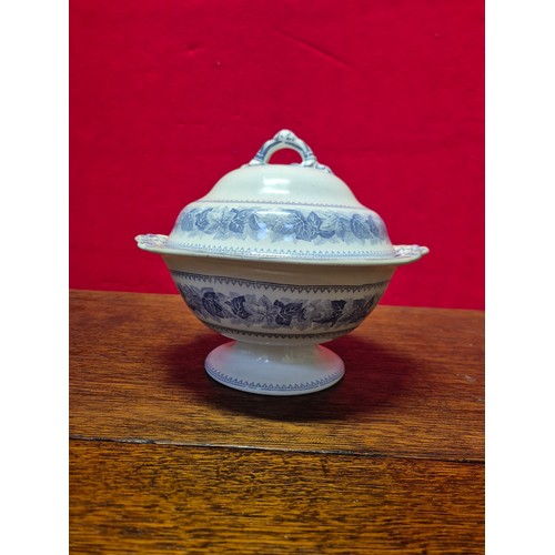 277 - Victorian Copeland Spode blue and white tureen or soupiere in the Ivy leaf pattern. Impressed makers... 