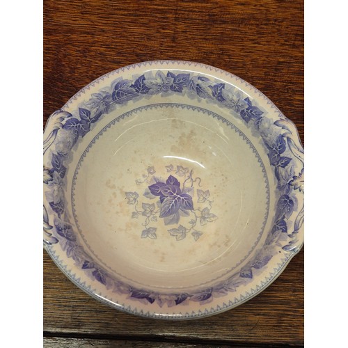 277 - Victorian Copeland Spode blue and white tureen or soupiere in the Ivy leaf pattern. Impressed makers... 