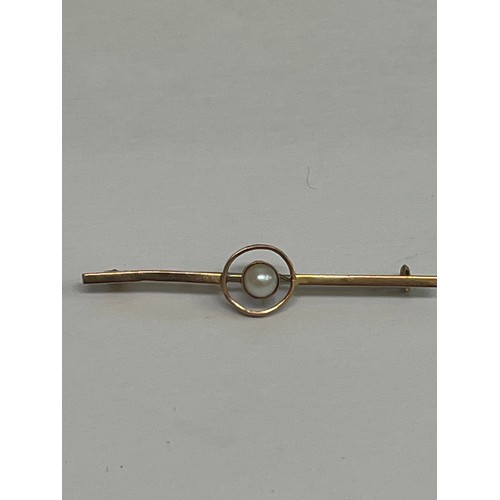 67F - A 9CT gold bar brooch with pearl. Weight 1.33GR