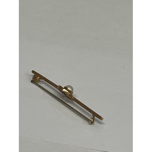 67F - A 9CT gold bar brooch with pearl. Weight 1.33GR