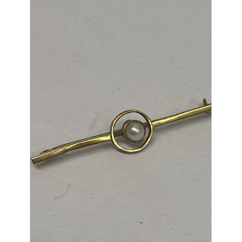 67F - A 9CT gold bar brooch with pearl. Weight 1.33GR