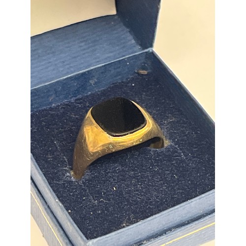 67B - A 9ct gold signet ring with black stone, size Q, weight4.37 gr