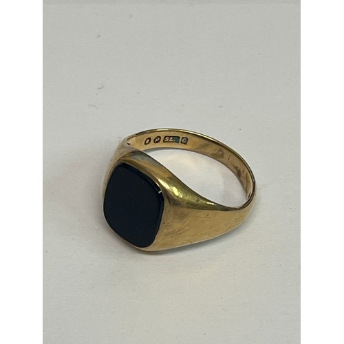 67B - A 9ct gold signet ring with black stone, size Q, weight4.37 gr