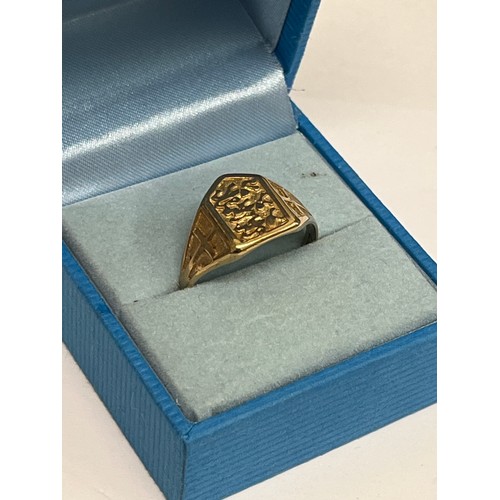 67E - A fantastic 9ct gold England shield ring, features the 3 lions with cross, engraved shoulders. In fi... 