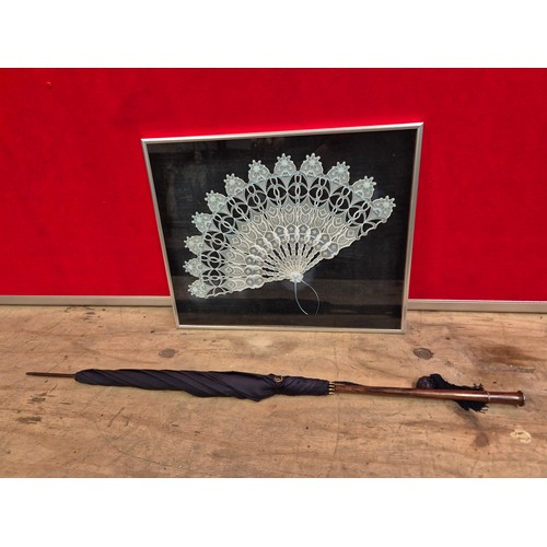 562 - Framed presentation of a fine lace hand fan, together with a quality early 20thC rosewood handle sil... 