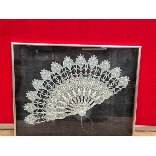 562 - Framed presentation of a fine lace hand fan, together with a quality early 20thC rosewood handle sil... 
