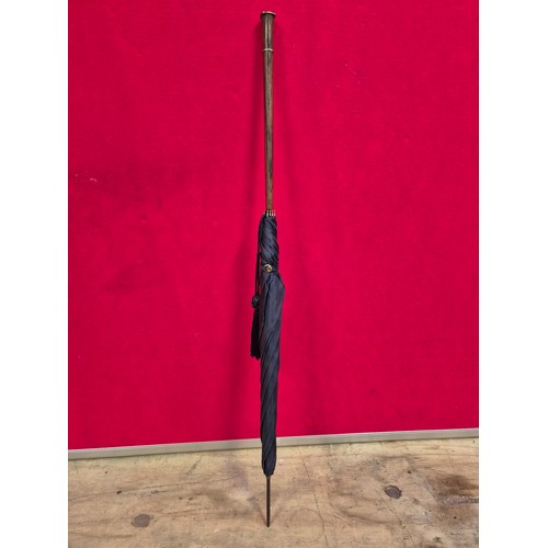 562 - Framed presentation of a fine lace hand fan, together with a quality early 20thC rosewood handle sil... 