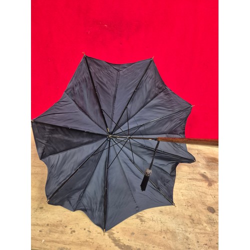 562 - Framed presentation of a fine lace hand fan, together with a quality early 20thC rosewood handle sil... 