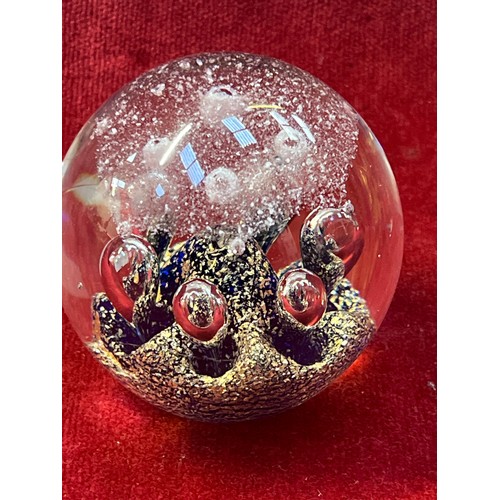 438 - Studio art bubble glass, including a 'Sea Dance' blue and gold paperweight (looks to be Caithness) a... 