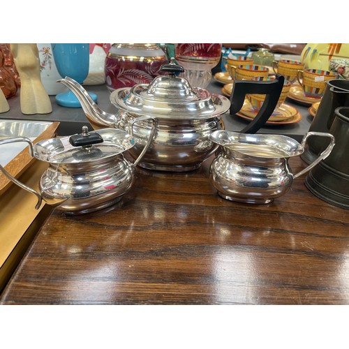 465 - Viners (Sheffield) Alpha plate 3 part tea service, including teapot, creamer and sugar pot in lovely... 