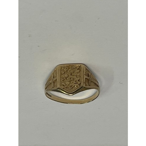 67E - A fantastic 9ct gold England shield ring, features the 3 lions with cross, engraved shoulders. In fi... 