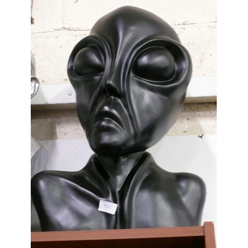 Large imposing alien head statue 55cm high