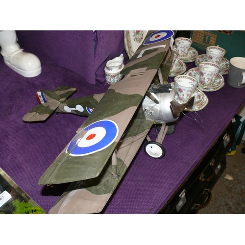 137 - Large bi-plane model and a smaller one