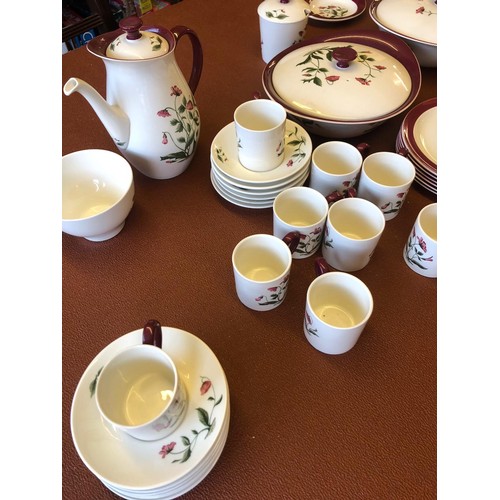 158 - Wedgwood Mayfield Ruby dinner service, 85 pieces, decorated with poppies and a ruby red border. Incl... 