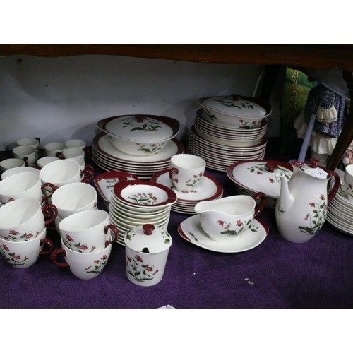 158 - Wedgwood Mayfield Ruby dinner service, 85 pieces, decorated with poppies and a ruby red border. Incl... 