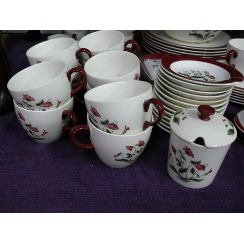 158 - Wedgwood Mayfield Ruby dinner service, 85 pieces, decorated with poppies and a ruby red border. Incl... 
